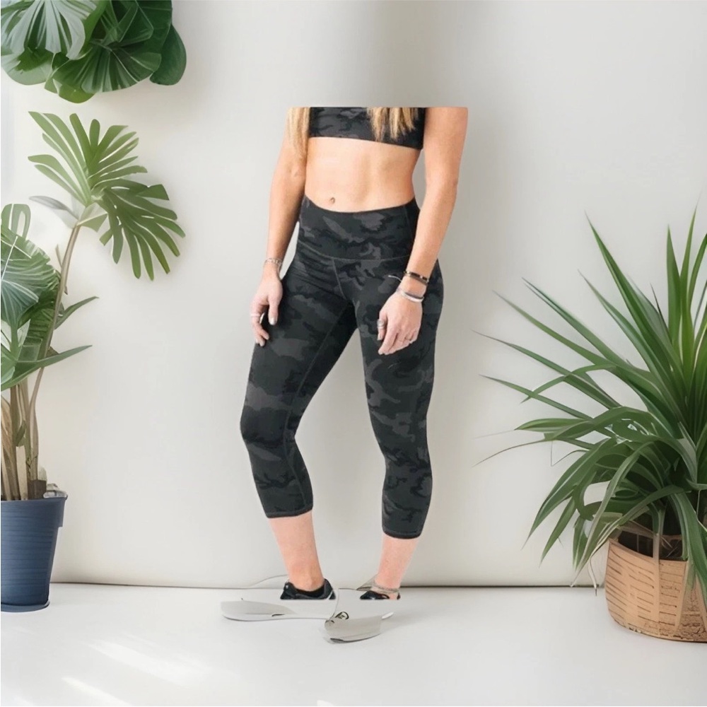 ZYIA Forest Camo Luxe Hi-rise Capri 20" Size 8/10 NWT